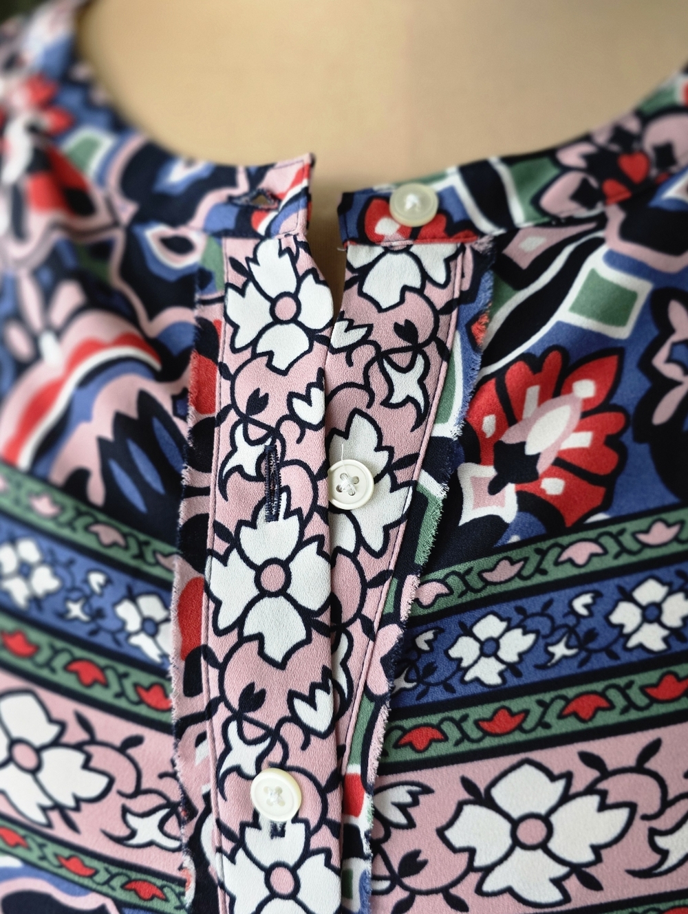 Ann Taylor LOFT | Vibrant Boho Floral Sleeveless Blouse Size Small Lightweight - Picture 4 of 12